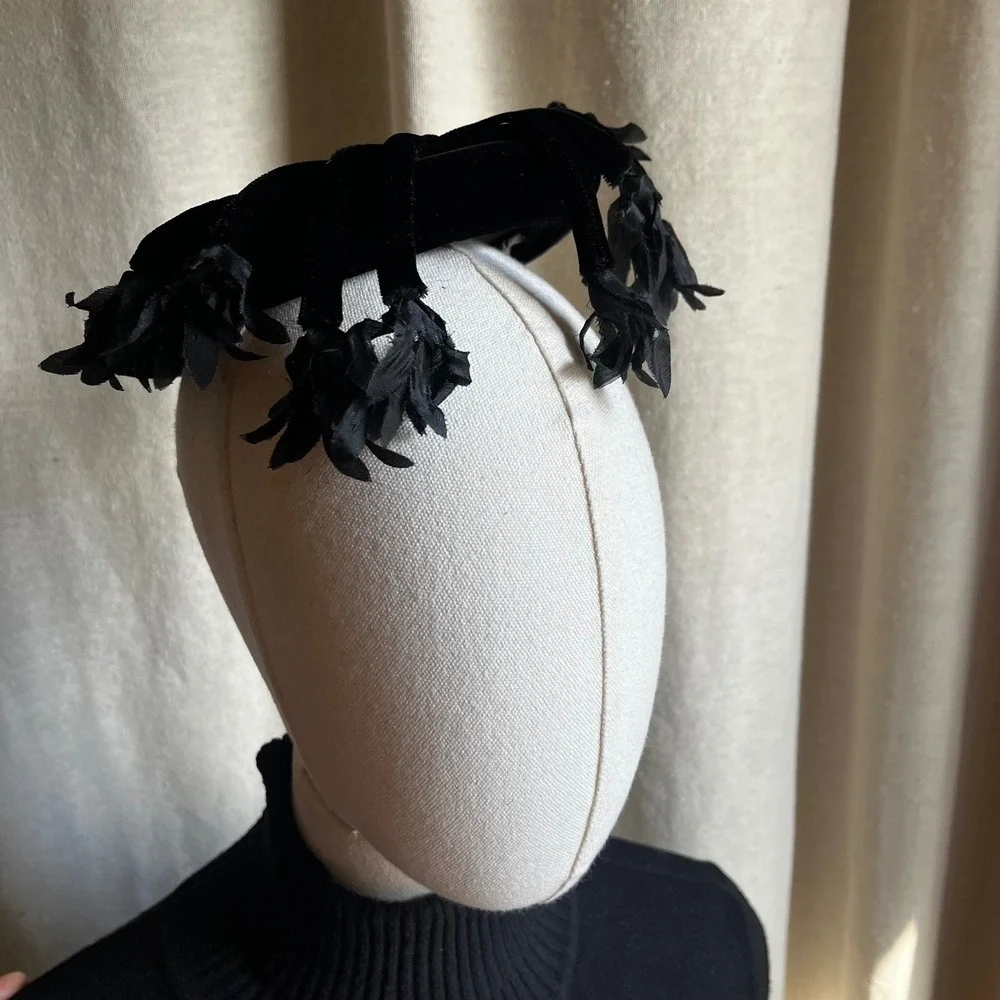 Vintage Rakfeld Black Velvet Cocktail Fascinator Hat Floral Tendrils 1950s
